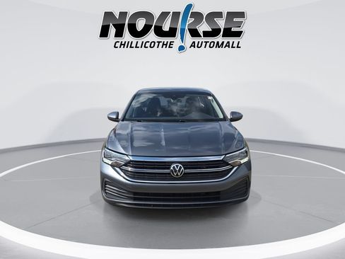 Used 2024 Volkswagen Jetta SE FWD image 3