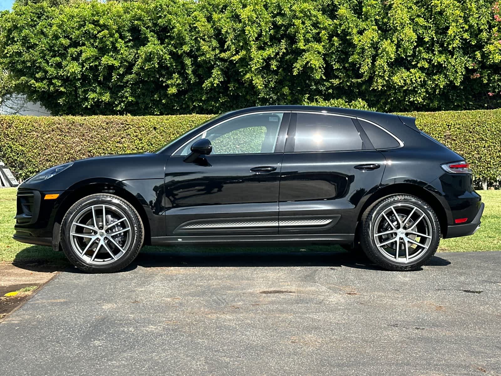 Used 2025 Porsche Macan AWD/4WD image 2