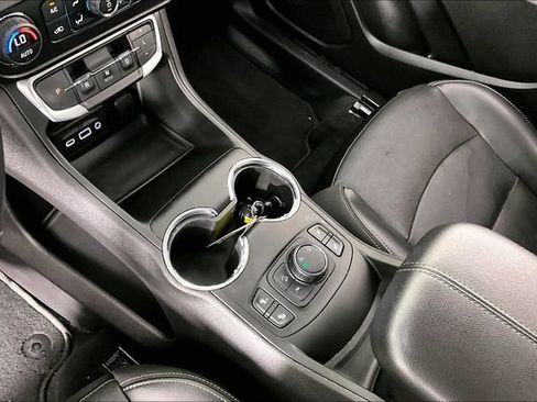 Used 2022 GMC Terrain SLT w/ Infotainment Package II AWD/4WD image 17