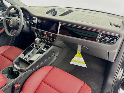 New 2026 Porsche Macan image 32