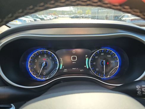 Used 2023 Chrysler Pacifica Touring-L image 24