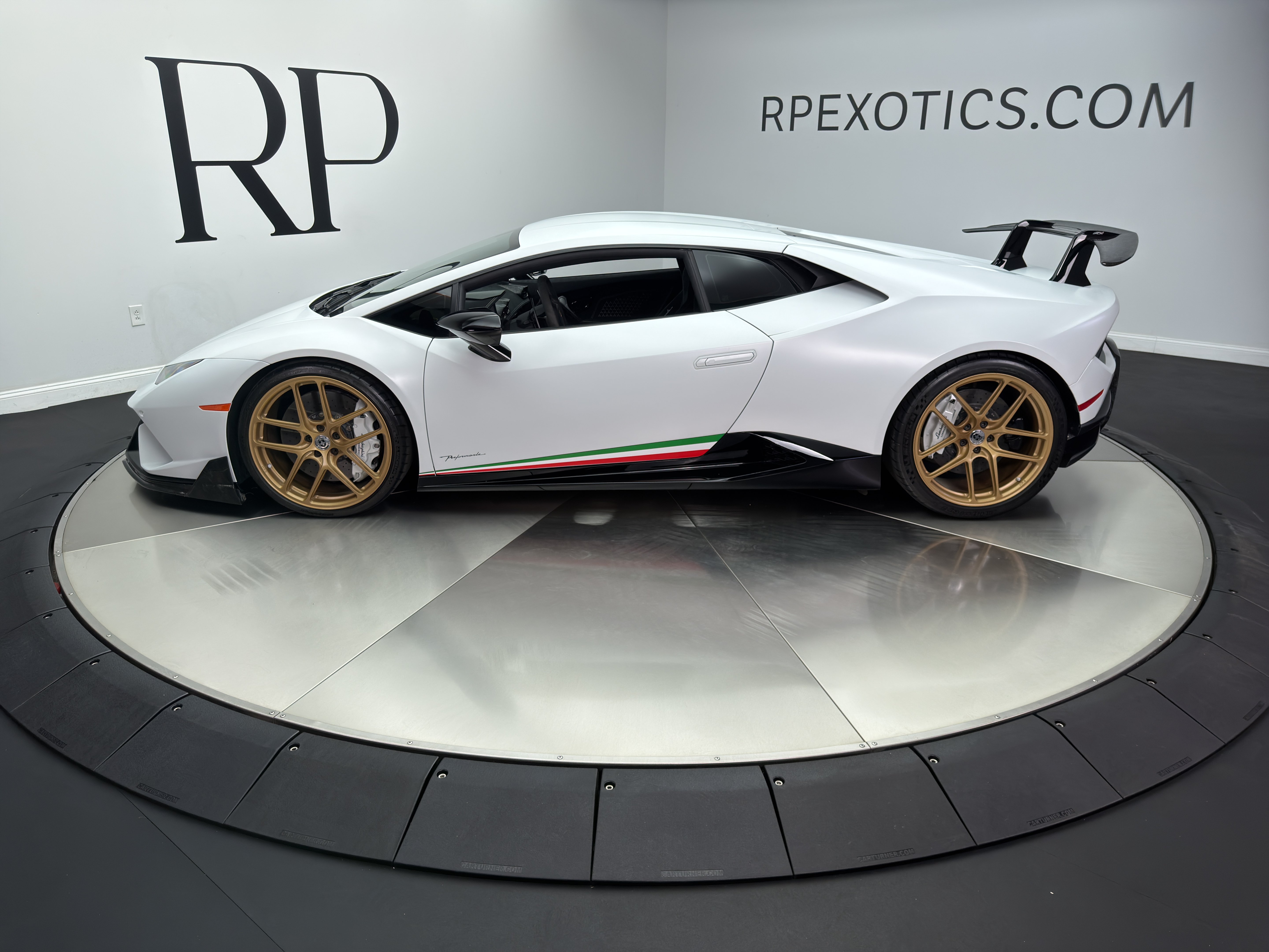 Used 2018 Lamborghini Huracan Performante AWD/4WD image 3