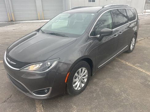 Used 2018 Chrysler Pacifica Touring-L image 2
