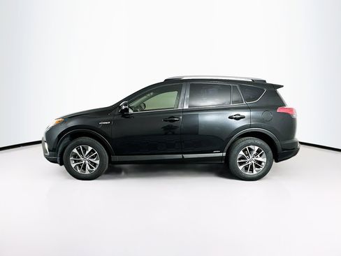 Used 2018 Toyota RAV4 LE image 4