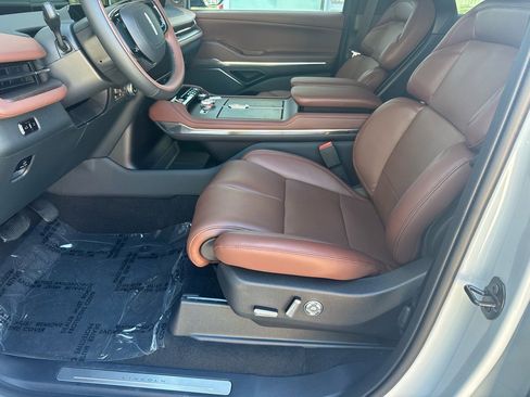 New 2025 Lincoln Navigator Reserve image 16