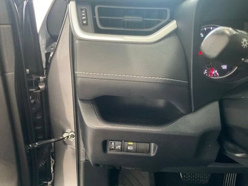 Used 2021 Toyota RAV4 LE FWD image 7