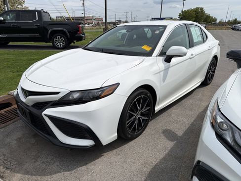Used 2023 Toyota Camry SE w/ Cold Weather Package FWD image 4