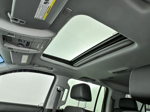Used 2018 Chevrolet Suburban Premier AWD/4WD image 17