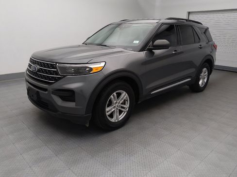 Used 2024 Ford Explorer XLT RWD image 2