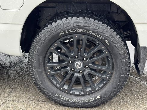 Used 2018 Nissan Titan SV w/ SV Convenience Package image 41