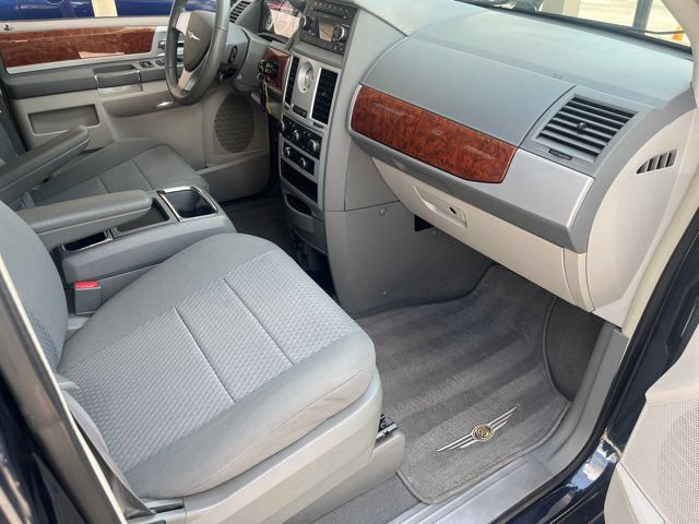 Used 2009 Chrysler Town & Country Touring w/ Family Value Group FWD image 6