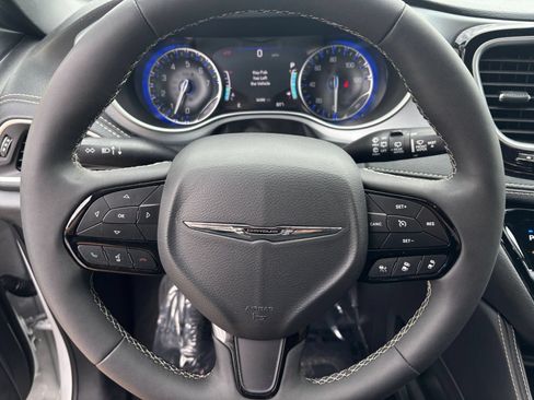Used 2025 Chrysler Pacifica Limited FWD image 31