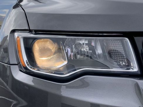 Used 2017 Jeep Grand Cherokee Limited image 9