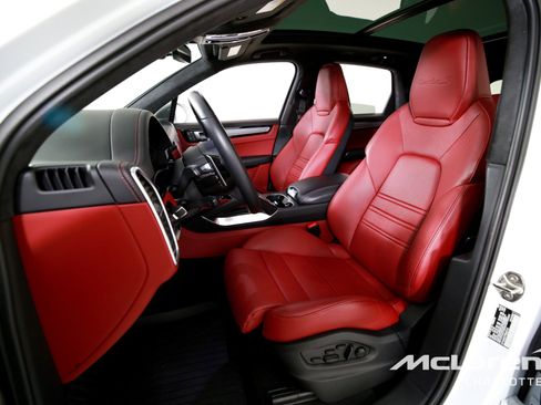 Used 2023 Porsche Cayenne Turbo S image 11