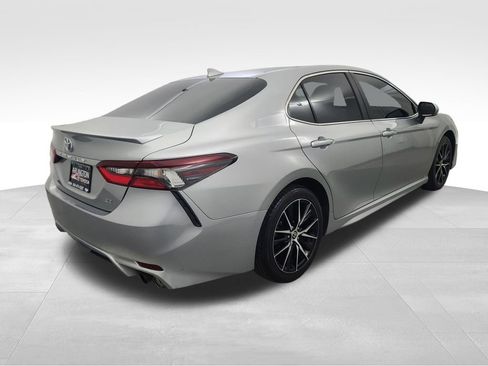 Used 2022 Toyota Camry SE image 4