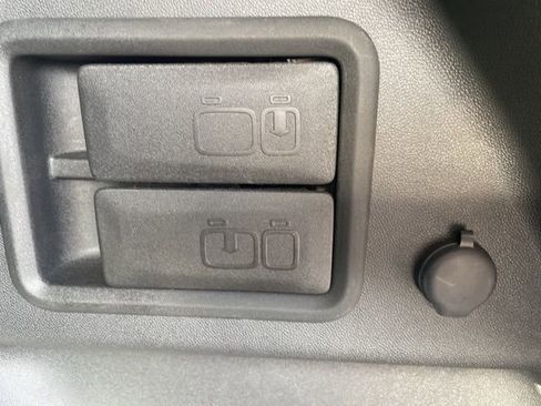 Used 2023 Chevrolet Equinox LT image 28