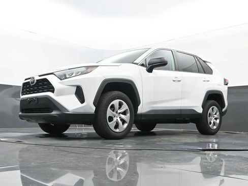 Used 2022 Toyota RAV4 LE image 12
