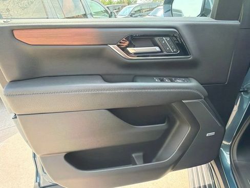 Used 2025 GMC Yukon Denali w/ Sun & Power Step Package AWD/4WD image 19