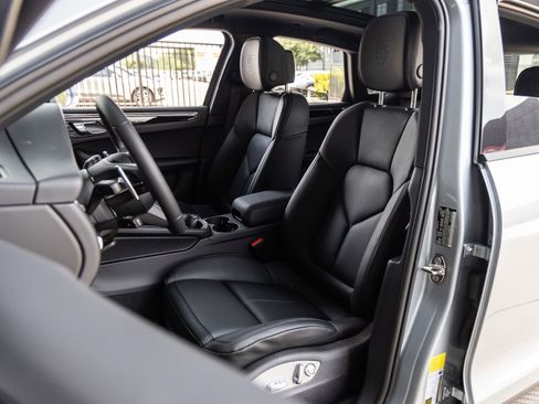 Certified 2026 Porsche Macan AWD/4WD image 5