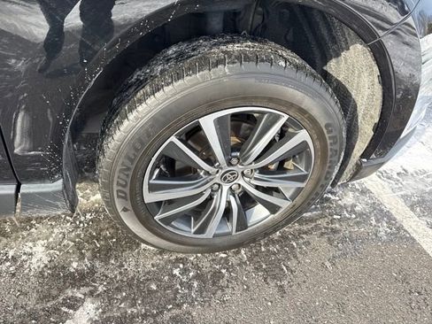 Used 2023 Toyota Venza LE image 9