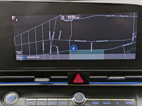 Used 2022 Hyundai Elantra Limited image 11