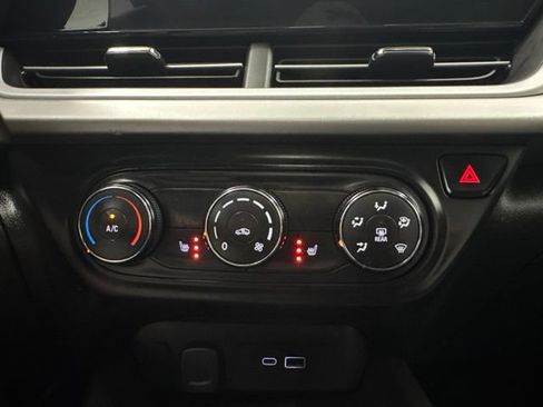 Used 2024 Chevrolet Trax RS w/ Sunroof Package FWD image 16