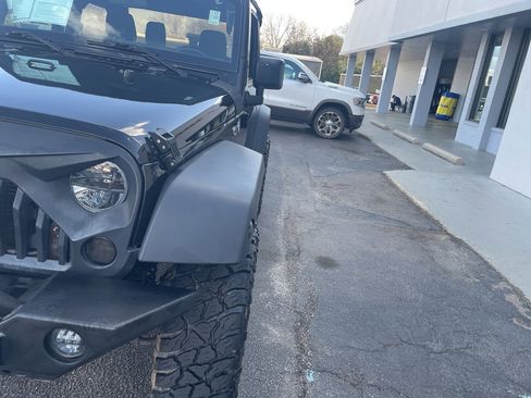 Used 2017 Jeep Wrangler Sport AWD/4WD image 4