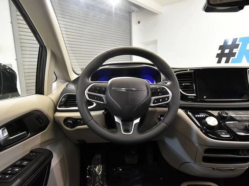 Used 2024 Chrysler Pacifica Limited FWD image 25