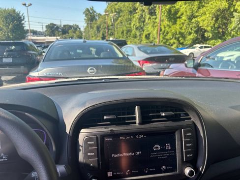 Used 2025 Kia Soul LX w/ LX Technology Package FWD image 17