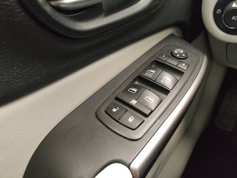 Used 2021 Jeep Cherokee Latitude Lux w/ Comfort/Convenience Group AWD/4WD image 27