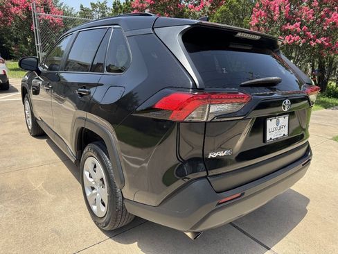 Used 2019 Toyota RAV4 LE FWD image 9