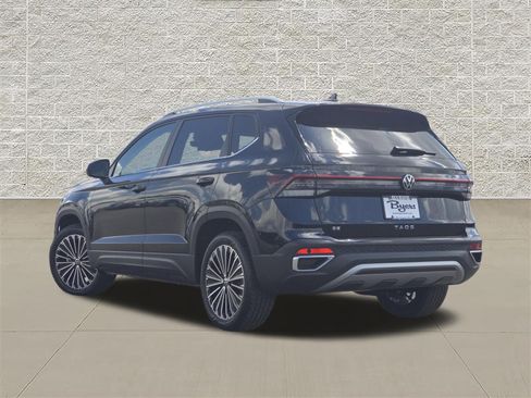 New 2026 Volkswagen Taos SE FWD image 5