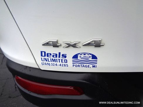 Used 2017 Jeep Cherokee Limited AWD/4WD image 7