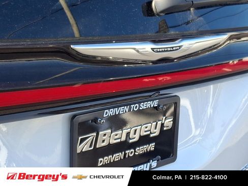 Used 2023 Chrysler Pacifica Touring-L FWD image 31