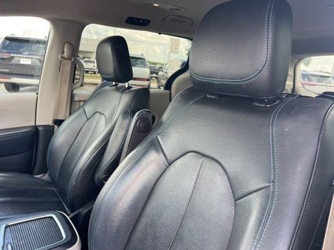 Used 2021 Chrysler Pacifica Touring-L FWD image 5