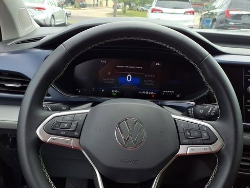 Used 2024 Volkswagen Taos SE w/ Panoramic Sunroof Package FWD image 11