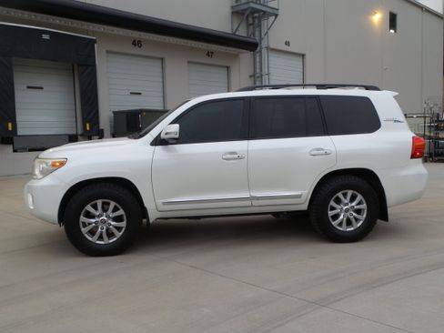 Used 2013 Toyota Land Cruiser image 3