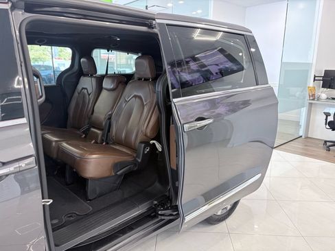 Used 2020 Chrysler Pacifica Limited w/ Tire & Wheel Group FWD image 22