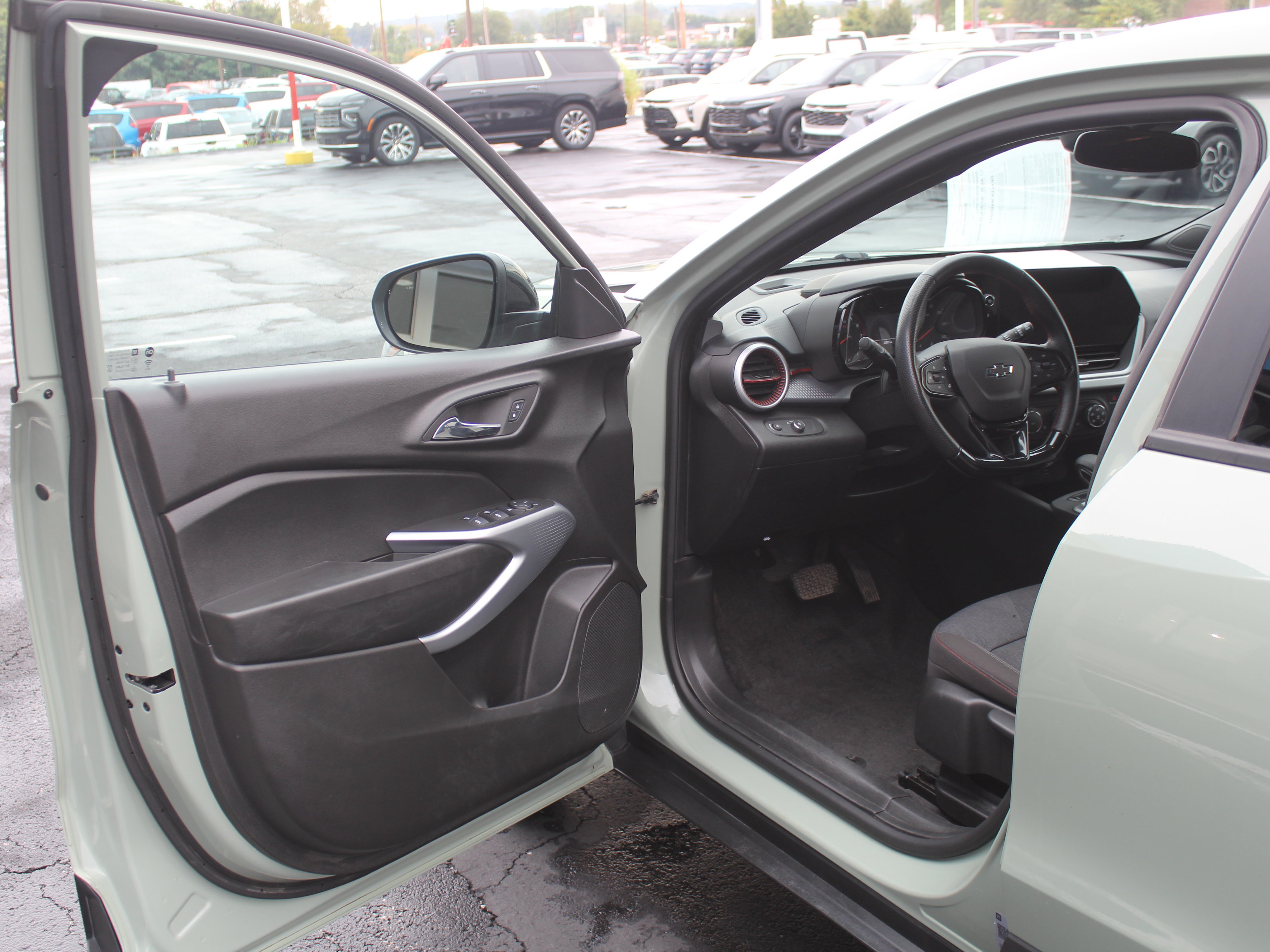Certified 2024 Chevrolet Trax RS w/ Driver Confidence Package FWD image 12