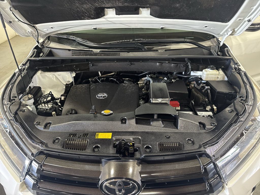 Used 2017 Toyota Highlander SE FWD image 44