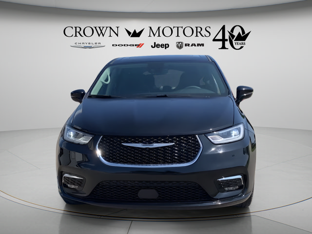 Used 2024 Chrysler Pacifica Limited w/ Trailer Tow Group AWD/4WD image 2