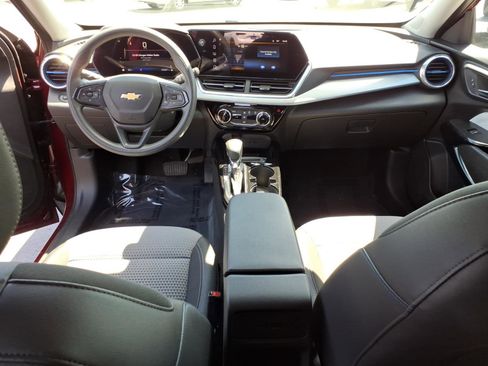 Used 2024 Chevrolet Trax LT FWD image 12