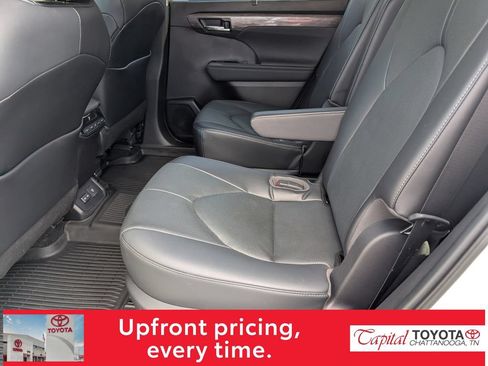 Used 2023 Toyota Highlander Limited FWD image 12