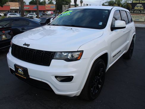 Used 2018 Jeep Grand Cherokee Altitude AWD/4WD image 4