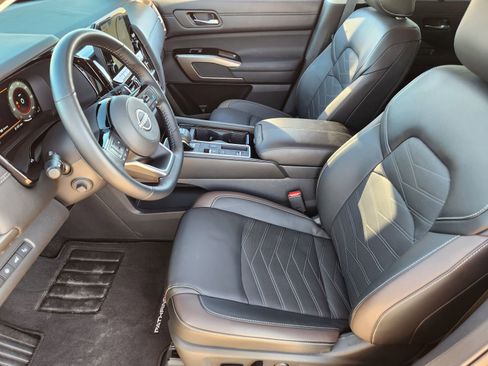 Used 2025 Nissan Pathfinder Platinum w/ Cargo Package image 17