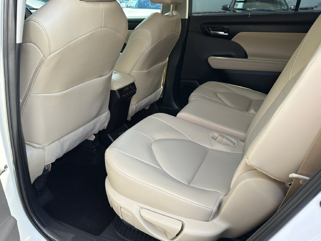 Used 2025 Toyota Highlander XLE AWD/4WD image 19