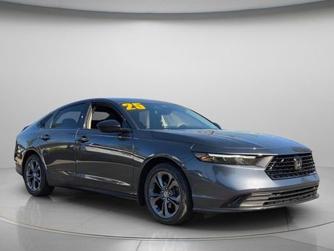 Used 2025 Honda Accord SE image 9