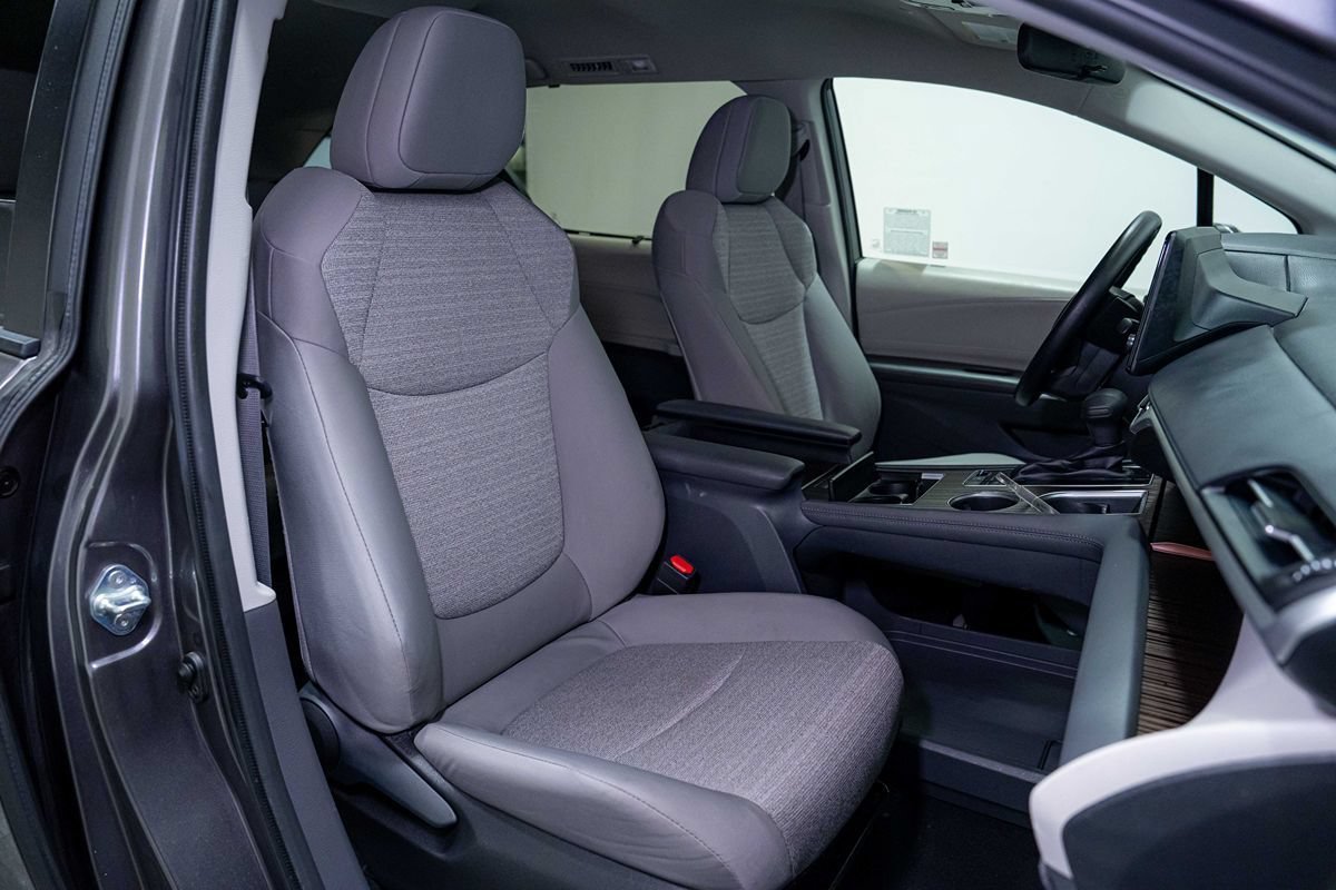 Used 2023 Toyota Sienna LE FWD image 18