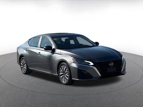 Used 2025 Nissan Altima 2.5 SV image 3