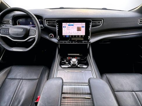 Certified 2024 Jeep Wagoneer L Series II w/ Flexible Seating Group image 15